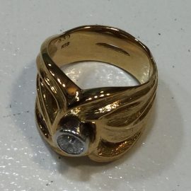 [买进中心横滨西口店]买下了钻石戒指。